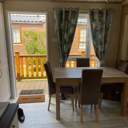 Fern Lodge With Hot Tub Stonham Aspall ภายนอก รูปภาพ